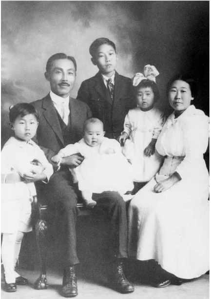앉은 부부와 다섯 자녀의 사진관 사진
