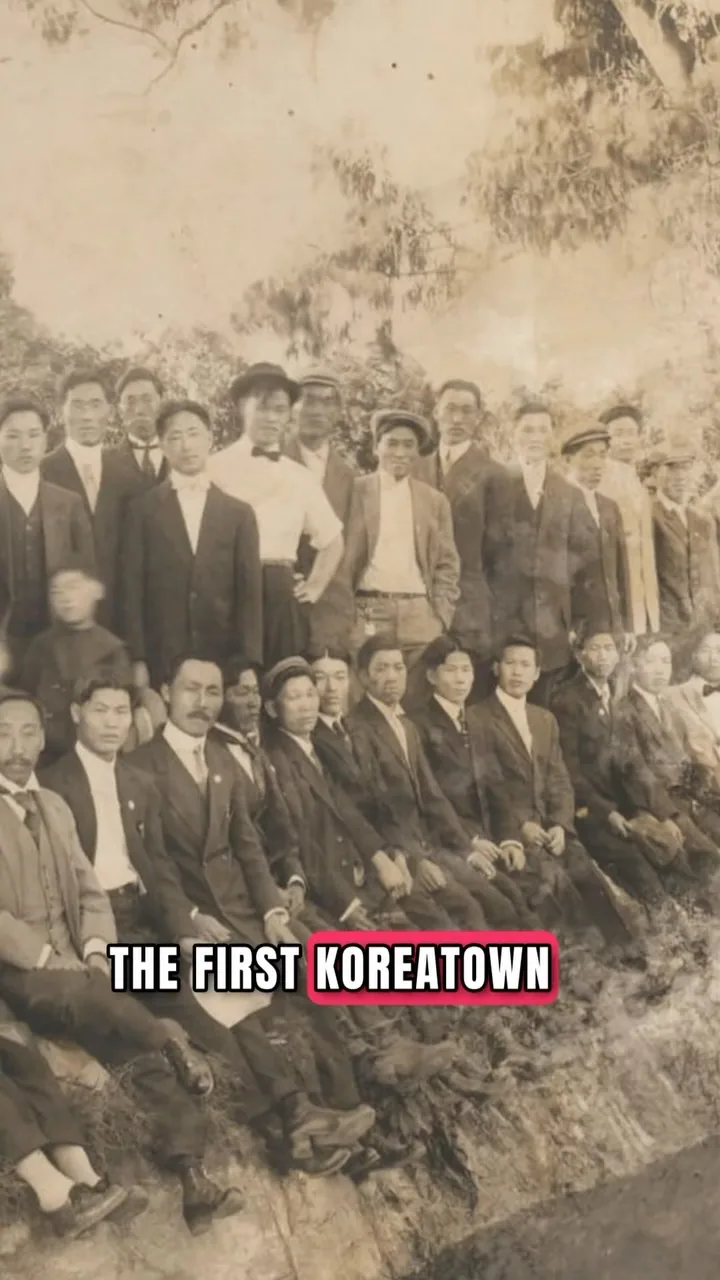 표지 프레임: 산기슭에 단체 사진을 위해 늘어선 수십 명의 한인 정착민. 자막 “the first Koreatown”