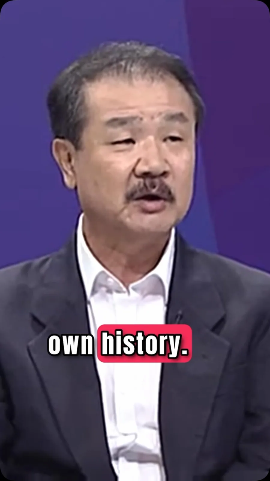 표지 프레임: 텔레비전 인터뷰에서 말하는 장태한. 자막 “own history”