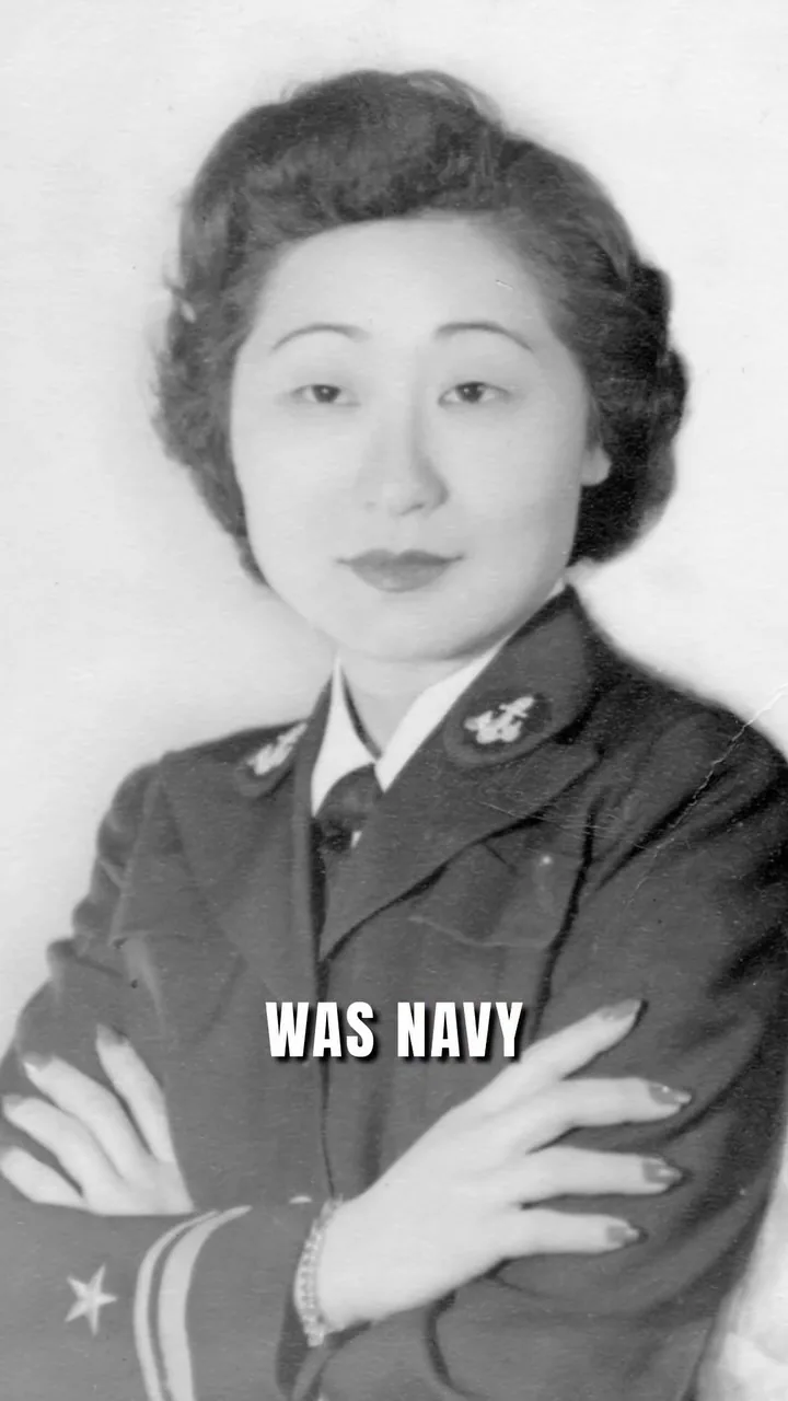 표지 프레임: 팔짱을 낀 미 해군 제복 차림의 수잔 안 커디. 자막 “was Navy”