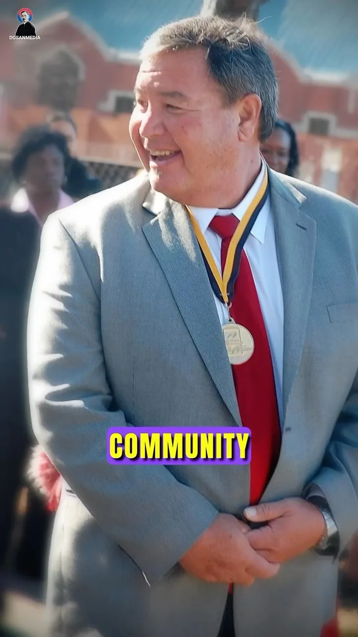 표지 프레임: 야외 기념식에서 기념 메달을 단 필립 ‘플립’ 안 커디. 자막 “community”