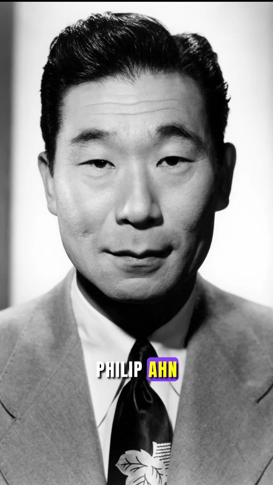 표지 프레임: 배우 필립 안의 홍보용 초상. 그의 이름이 자막으로