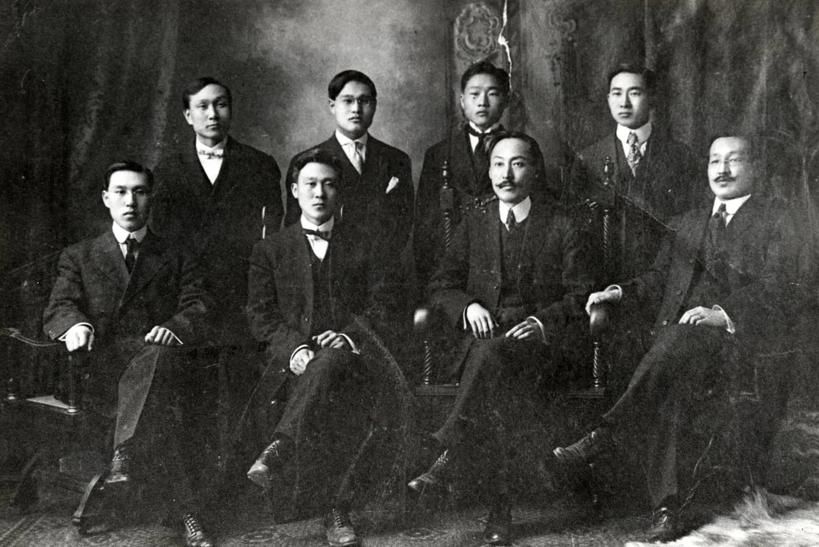 여러 줄로 늘어선 대한인국민회 회원들의 단체 사진