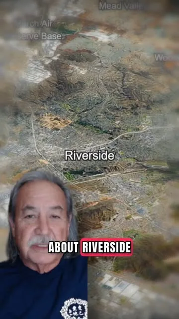 표지 프레임: 캘리포니아 리버사이드의 항공 지도 위에서 말하는 필립 안 커디. 자막 “about Riverside”